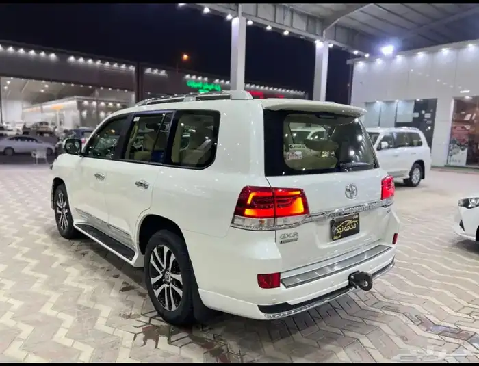 تويوتا لاندكروزر 2019 تورنج فل كامل سعودي ماشي 77 الف 3