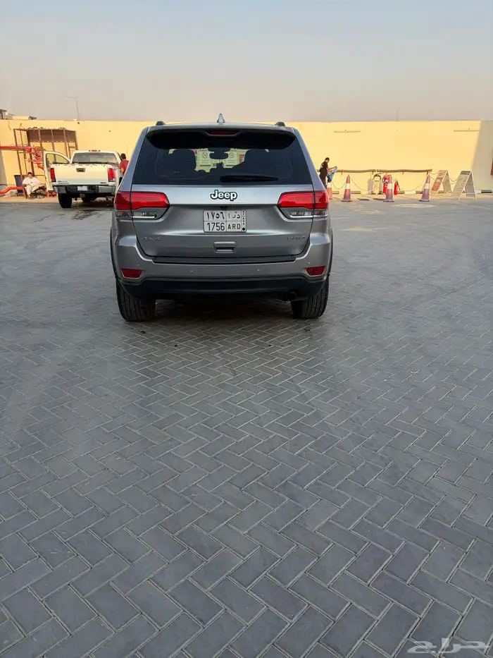 جيب جراند شروكي لاريدو 2017 للبيع كل شي وكالة 2