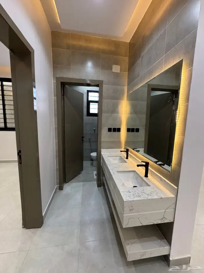 للبيع روف علوي دور ثاني مع ملحق بمشب مدخل مستقل شمال الراقي 4