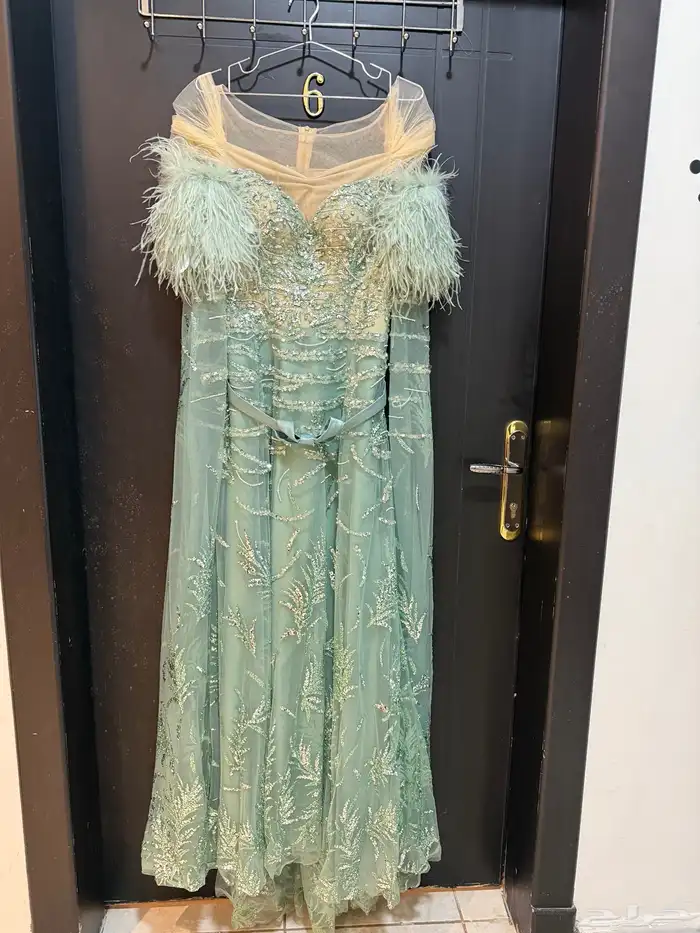 فستان سهره نفس لون الي على العارضه 0