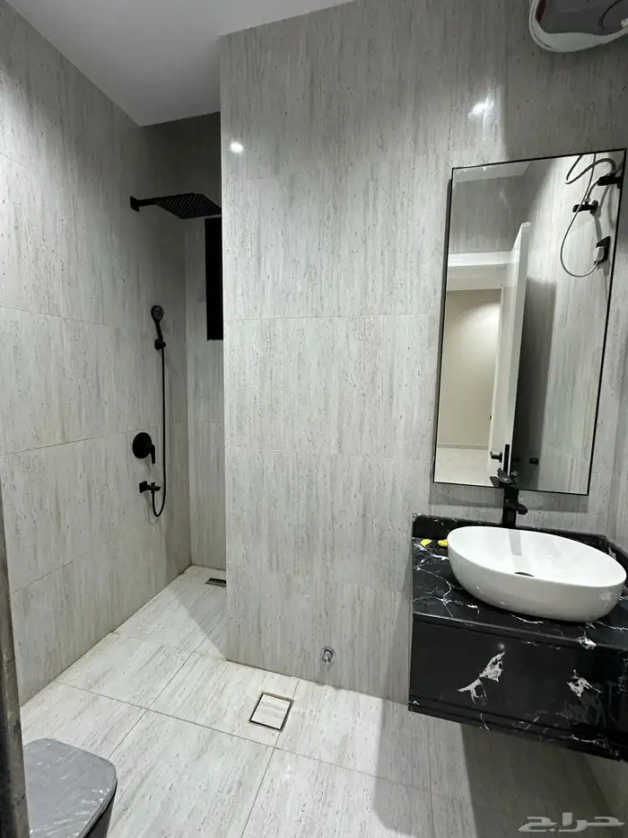 شقق ارضية 550 الف و علوية 500 الف بقرب من الممشي 11