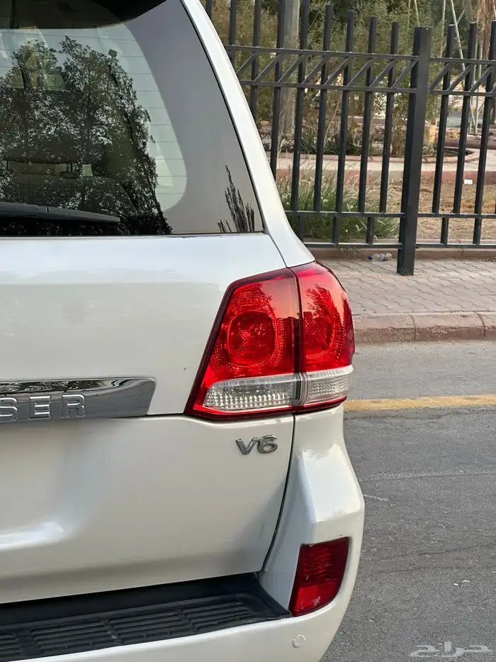 جيب لاند كروزر 2011 14