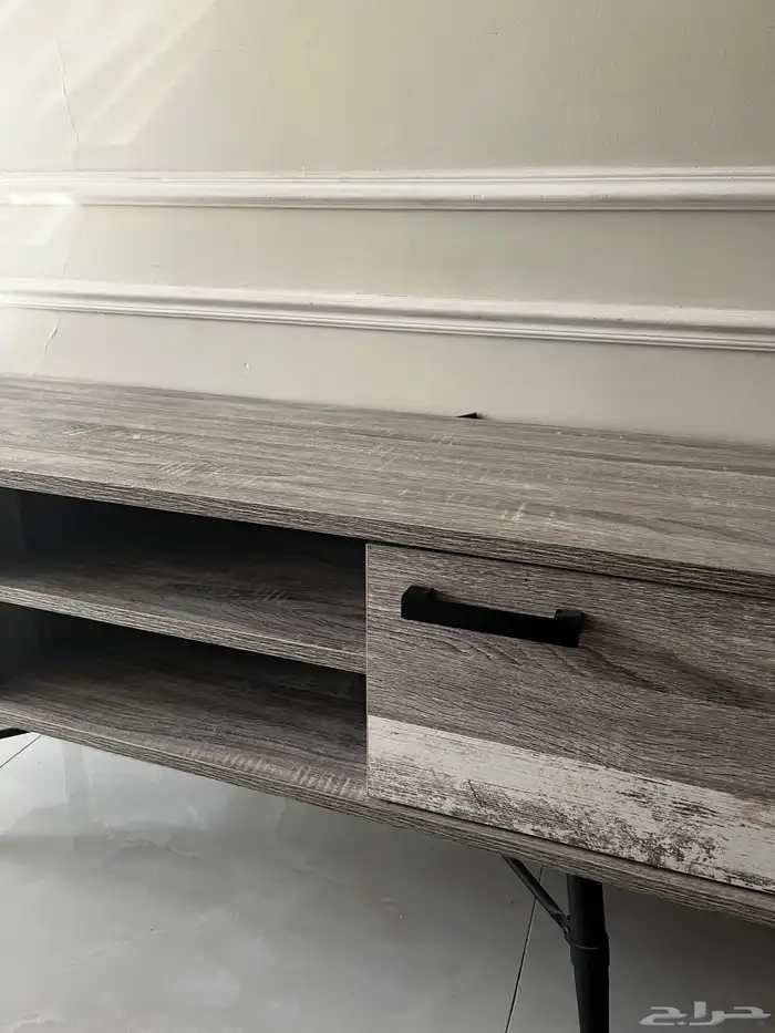 طاولة حالتها ممتازة جد ا 3