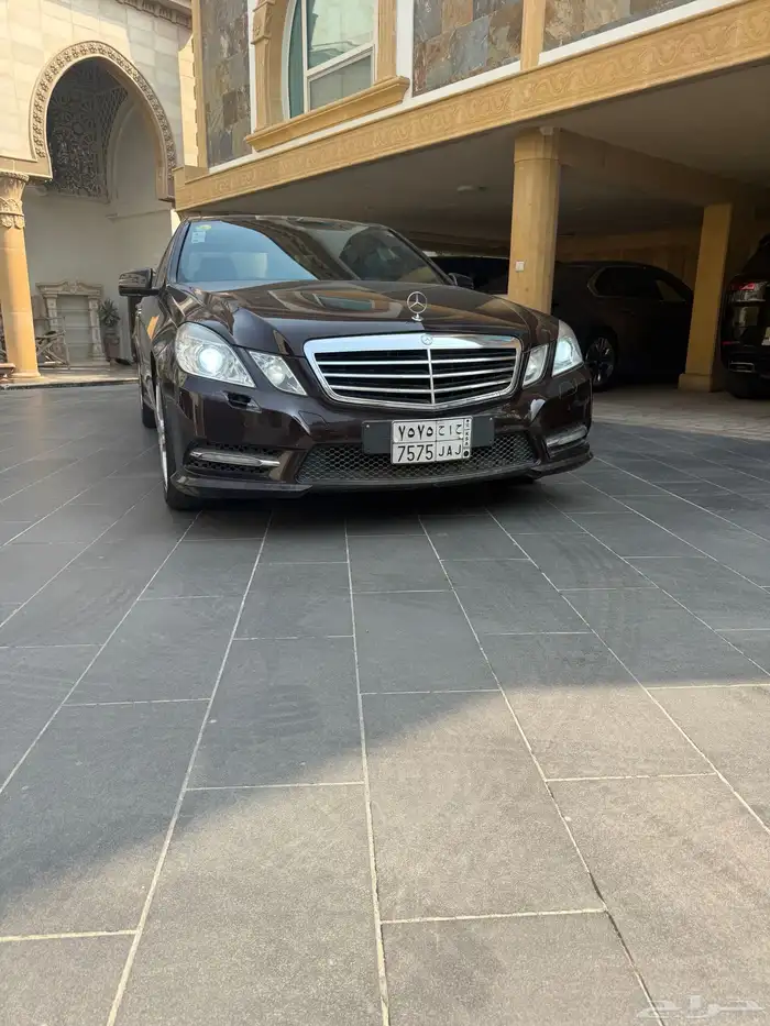 مرسيدس E300 يوجد صدمه بالخلف وتم إصلاحها 4