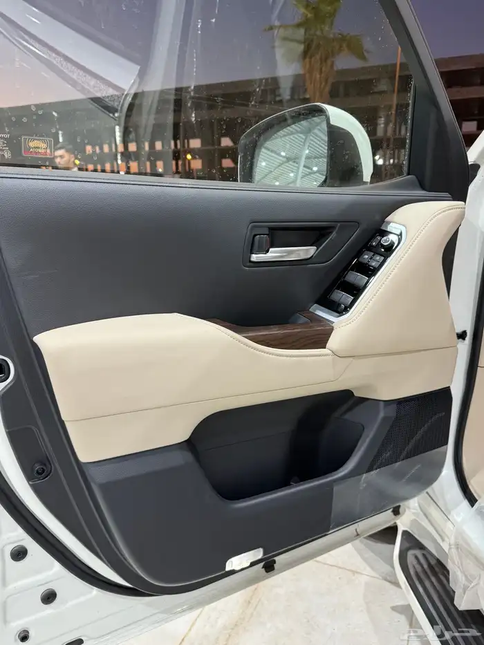 لاندكروزر L4 بريمي 2025 تنفس طبيعي أبواب شفط كاش وبنوك 7