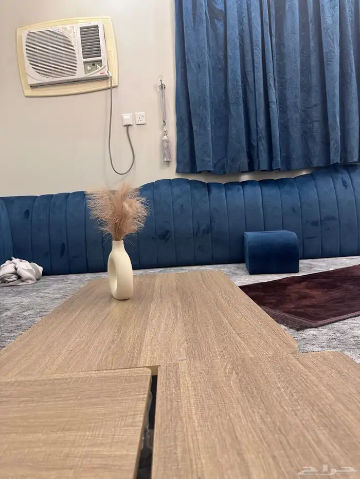 مجلس للبيع مع محتوياته 1