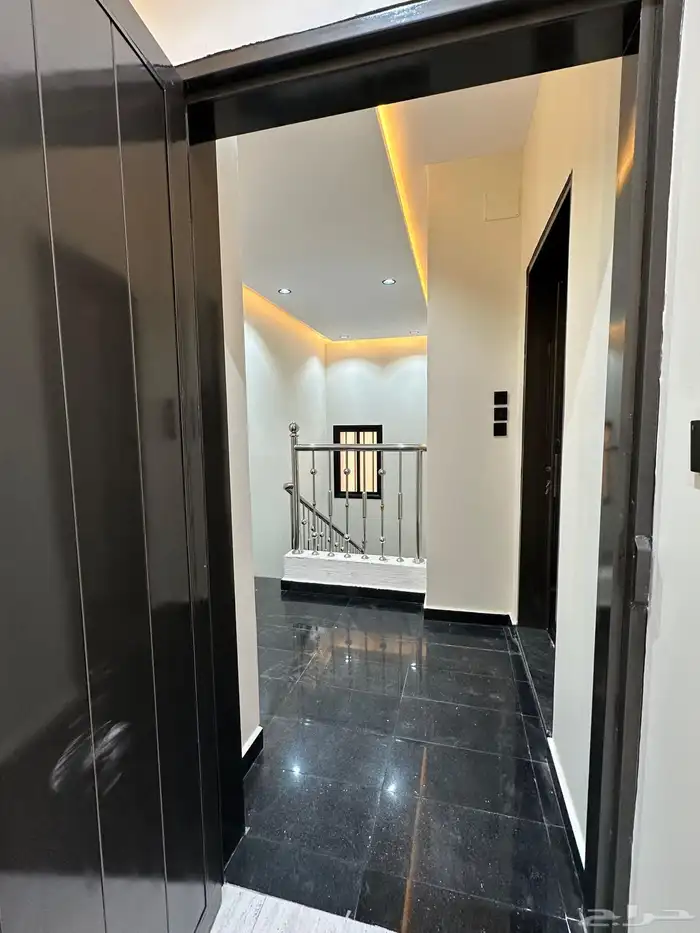 للبيع روف علوي بدرج داخلى وخارجي ع شارعين بالراقي شرق خميس 22