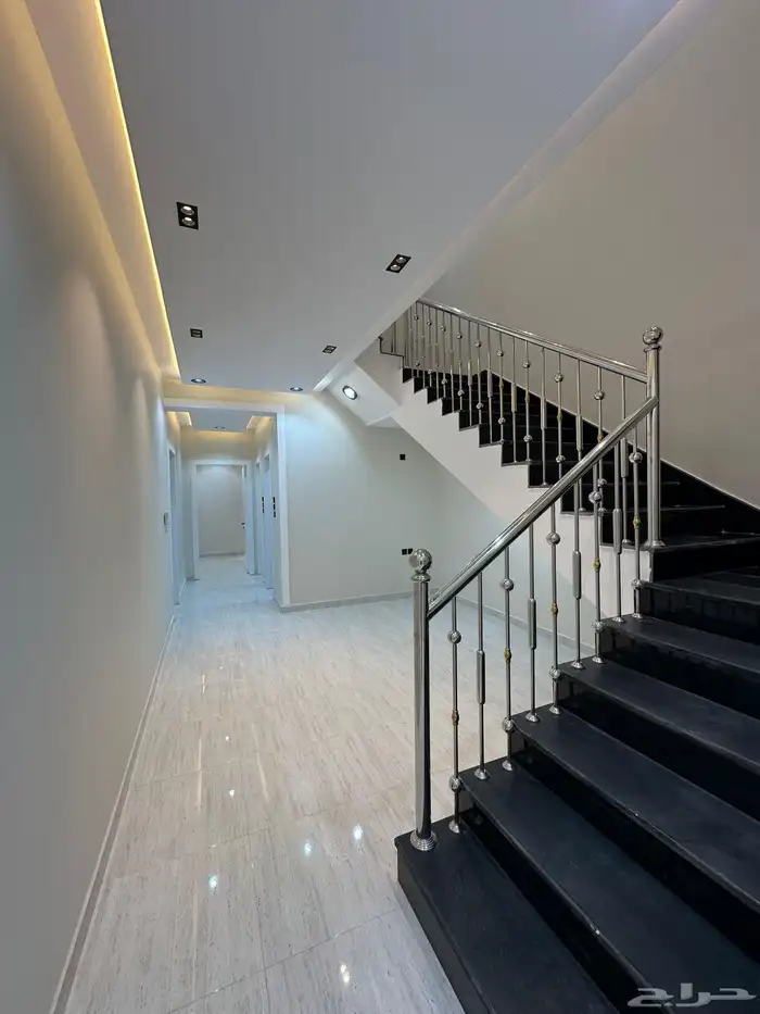 للبيع روف علوي بدرج داخلى وخارجي ع شارعين بالراقي شرق خميس 11