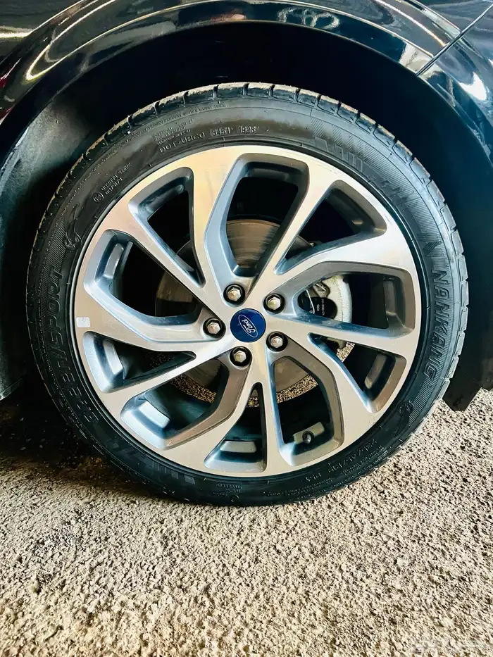 فورد تورس تيتانيوم فل كامل موديل 2023 33