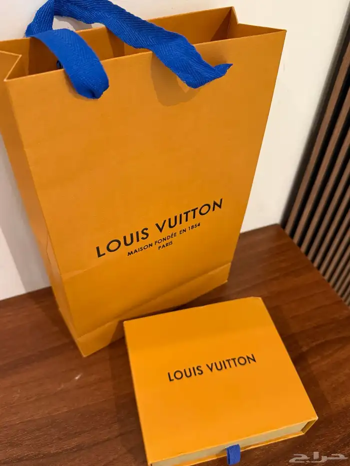 محفظة من لويس فيتون اصليه 12