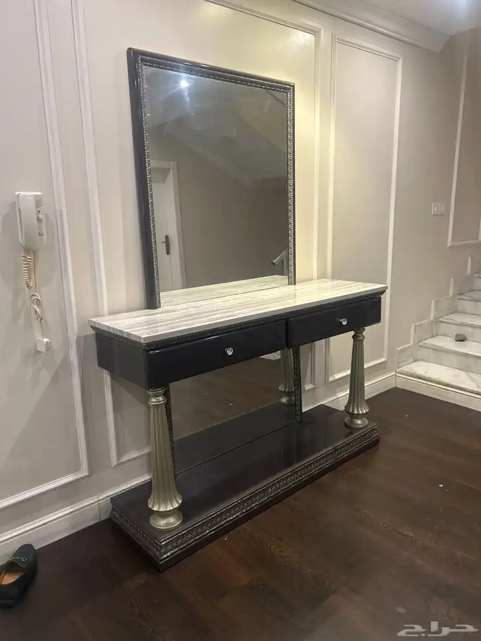 مراية ممر مع طاولة رخام ودرجين 0