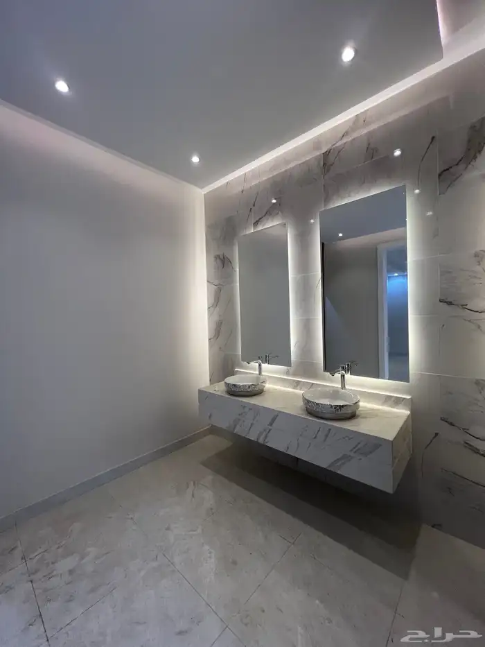 للبيع فيلا راقية دورين و ملحق احد رفيدة حي العزيزية 4