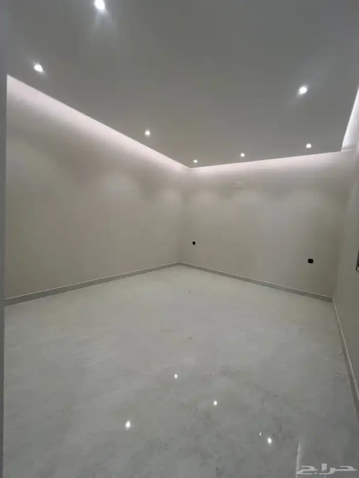 للبيع فيلا راقية دورين و ملحق احد رفيدة حي العزيزية 29