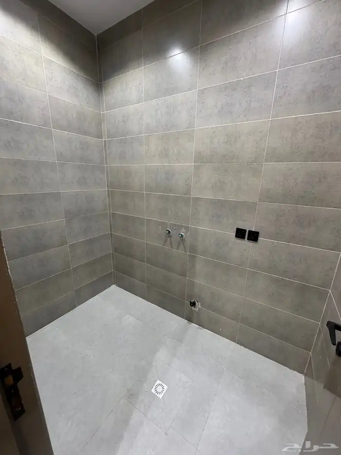 للبيع روف علوي دور ثاني مع ملحق بمشب مدخل مستقل شمال الراقي 17