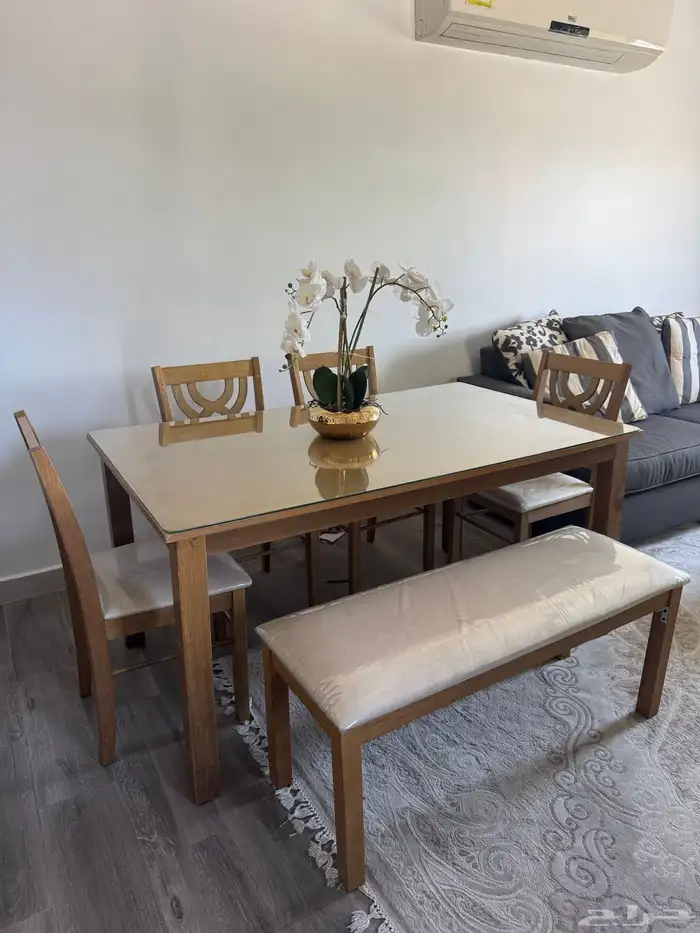 للبيع طاولة طعام من سنتربوين 0