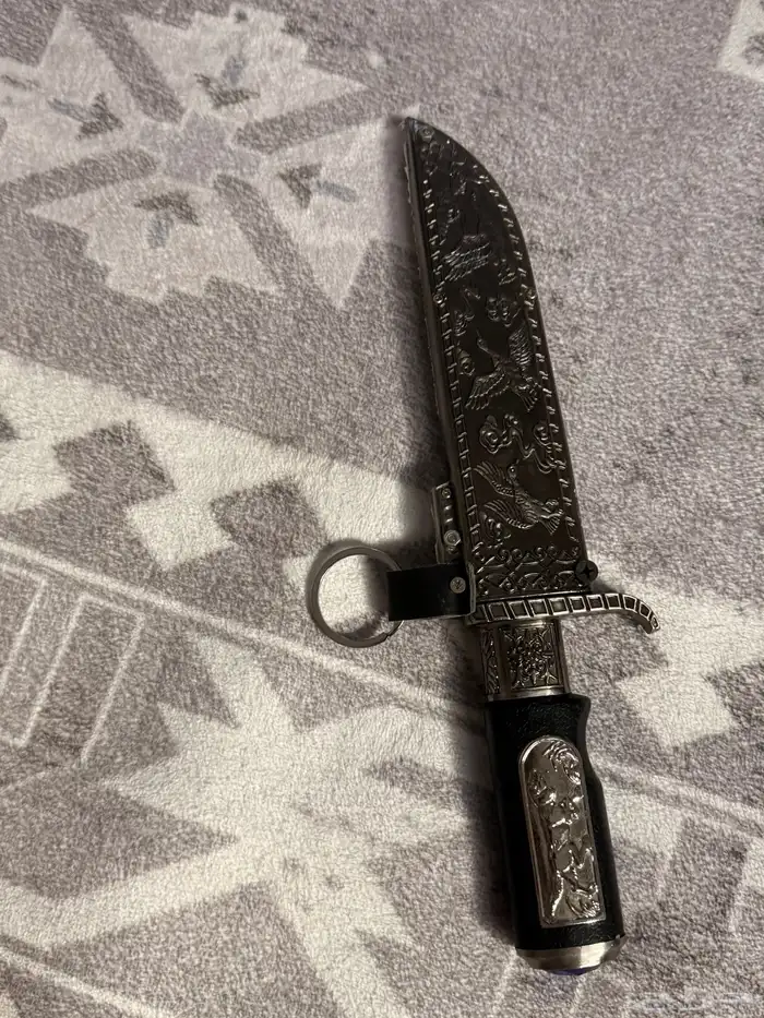 سكين قديمه جدا عمرها فوق ال 20 سنه منحوتة برسومات 0