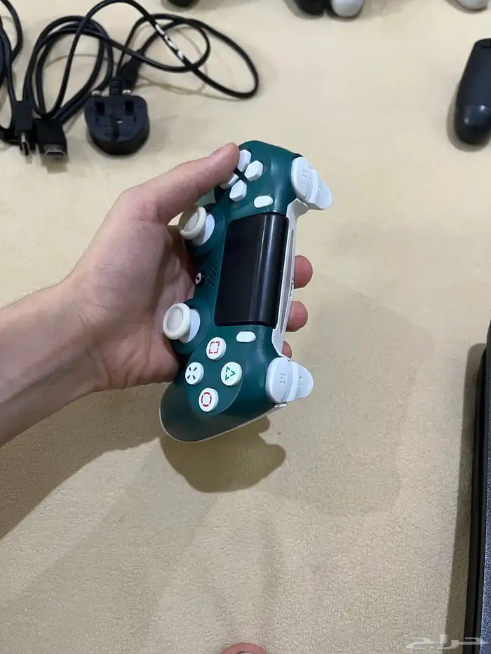 سوني 4 نظيف معه 4 يدات 4