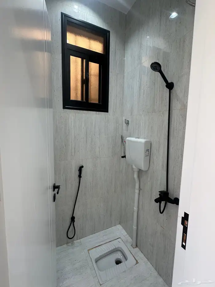 للبيع روف علوي بدرج داخلى وخارجي ع شارعين بالراقي شرق خميس 31