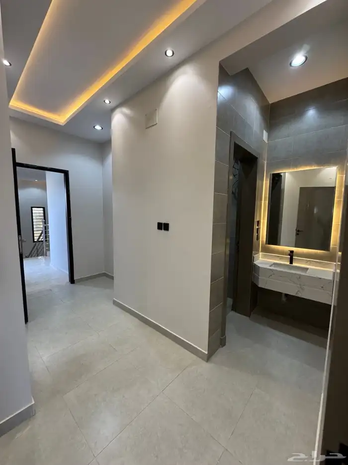 للبيع روف علوي دور ثاني مع ملحق بمشب مدخل مستقل شمال الراقي 27