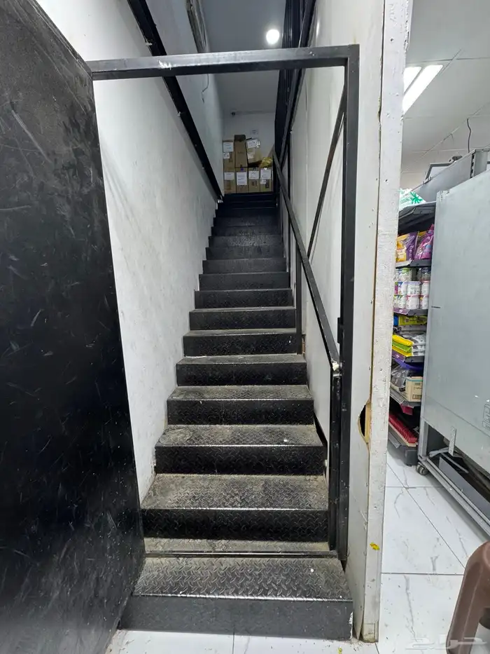 سوبر ماركت للتقبيل مع السجل مساحه 250 متر 4 فتحات 9