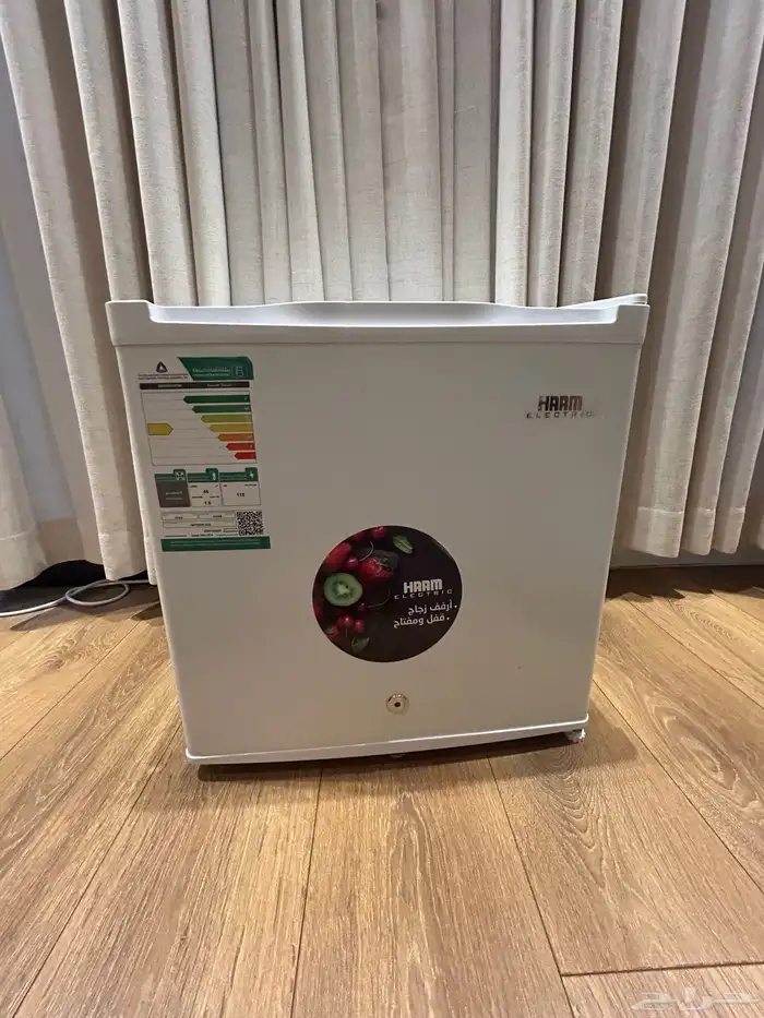 ثلاجه صغيره الحجم استعمال نظيف عمرها سنه 0