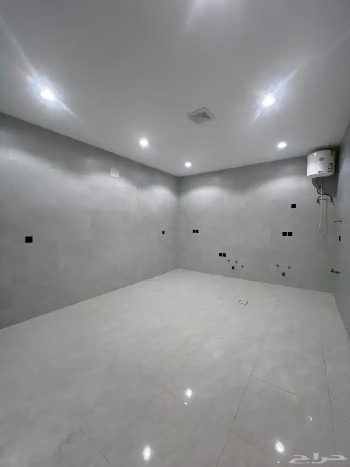 للبيع فيلا راقية دورين و ملحق احد رفيدة حي العزيزية 10