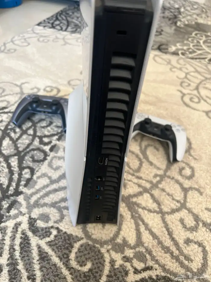 بلايستيشن 5 مع 2 يد و فيفا 2026 1