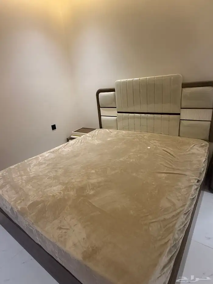 سرير مع مرتبه وتسريحه 0