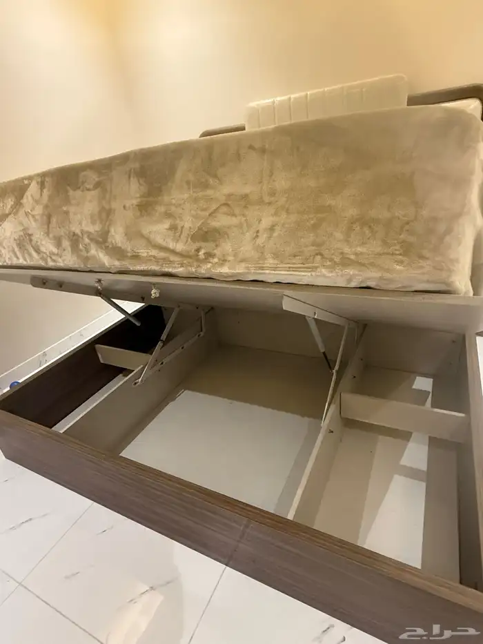 سرير مع مرتبه وتسريحه 1