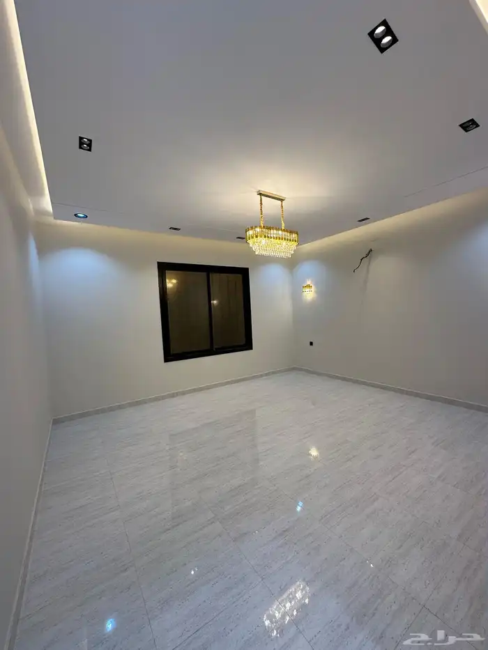 للبيع روف علوي بدرج داخلى وخارجي ع شارعين بالراقي شرق خميس 6