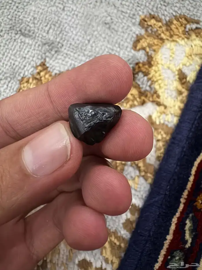 حجر اسود احتمال يكون الماس اسود 1