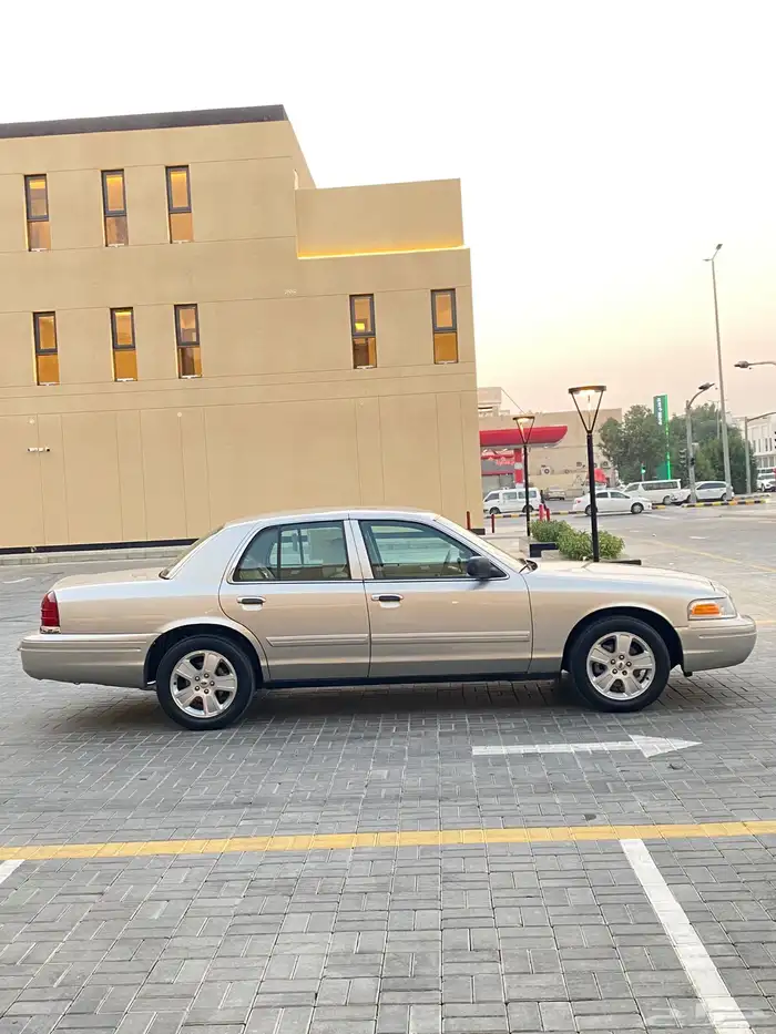 للبيع فورد فكتوريا 2011 نظيف جدا 7