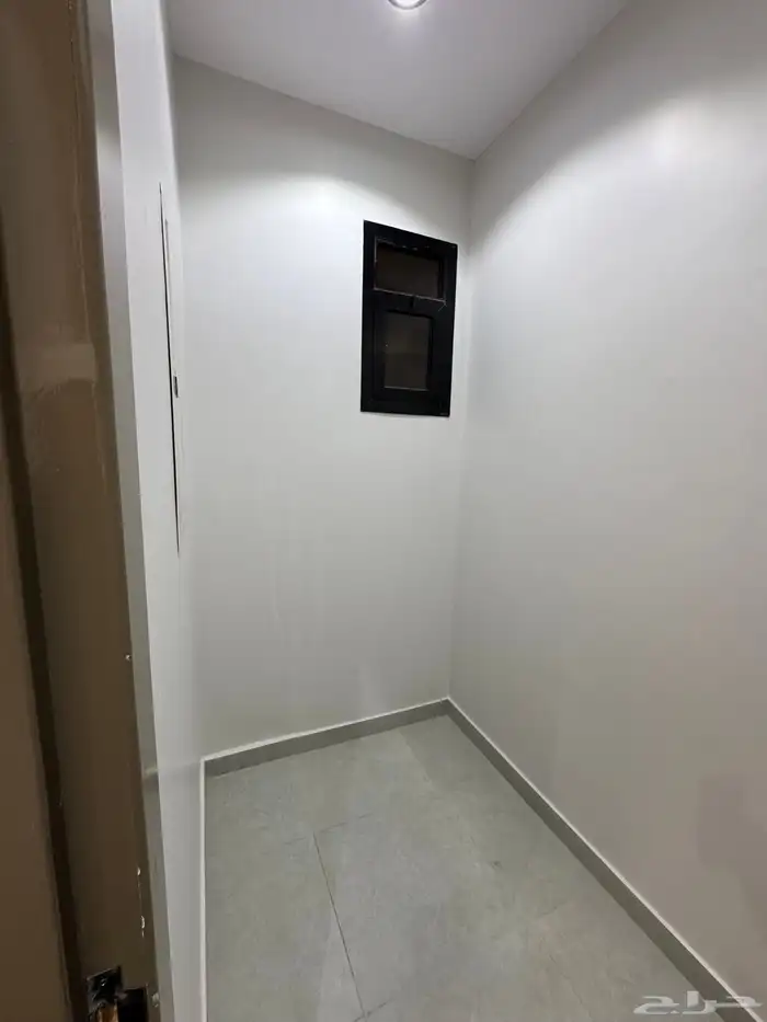 للبيع روف علوي دور ثاني مع ملحق بمشب مدخل مستقل شمال الراقي 5