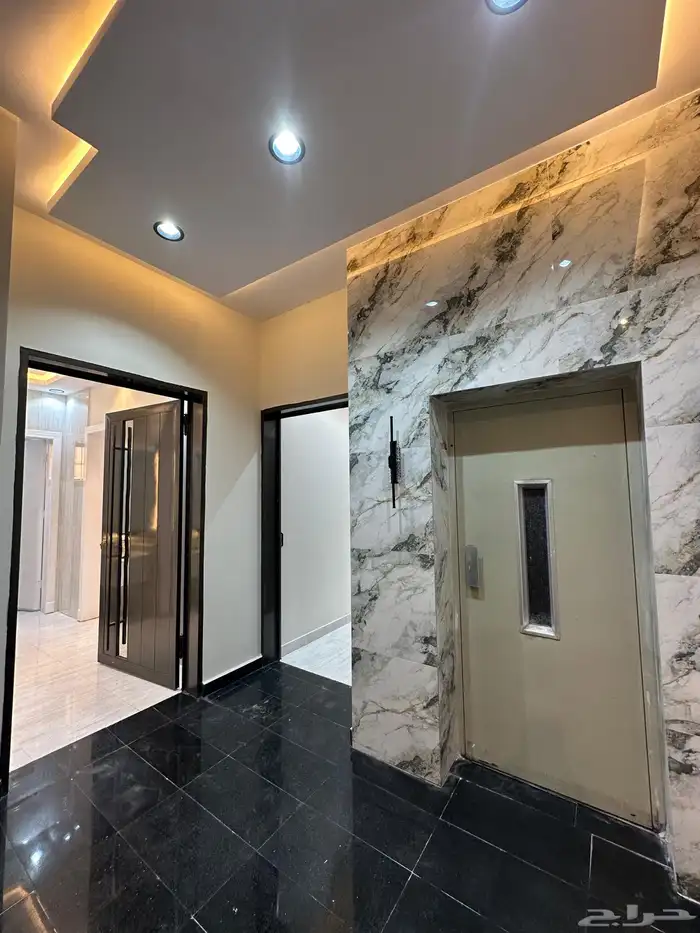 للبيع روف علوي بدرج داخلى وخارجي ع شارعين بالراقي شرق خميس 2