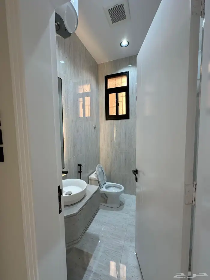 للبيع روف علوي بدرج داخلى وخارجي ع شارعين بالراقي شرق خميس 20