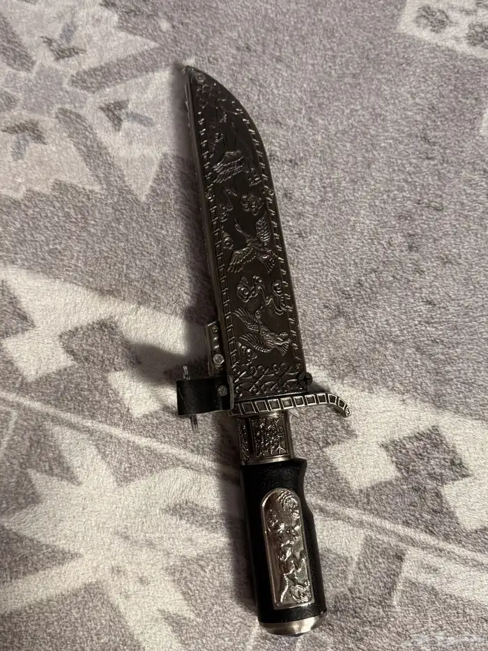 سكين قديمه جدا عمرها فوق ال 20 سنه منحوتة برسومات 1