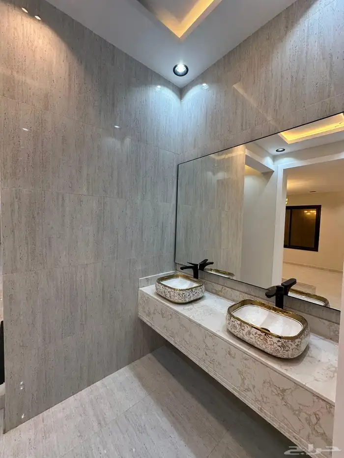 للبيع روف علوي بدرج داخلى وخارجي ع شارعين بالراقي شرق خميس 7