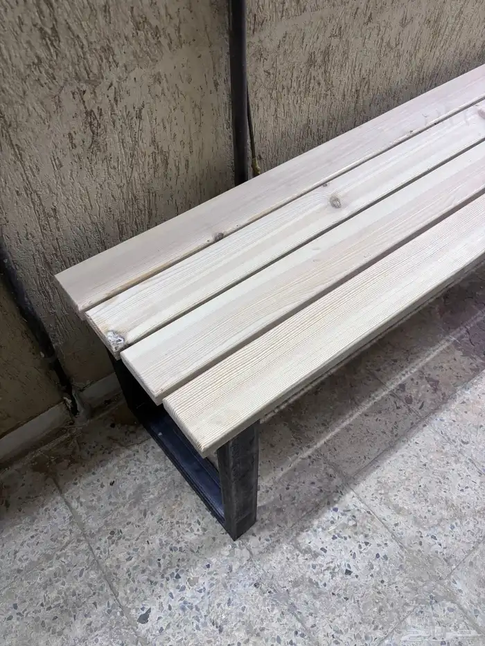 كرسي خشبي قاعده حديد وطاوله 23