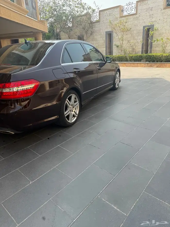 مرسيدس E300 يوجد صدمه بالخلف وتم إصلاحها 5