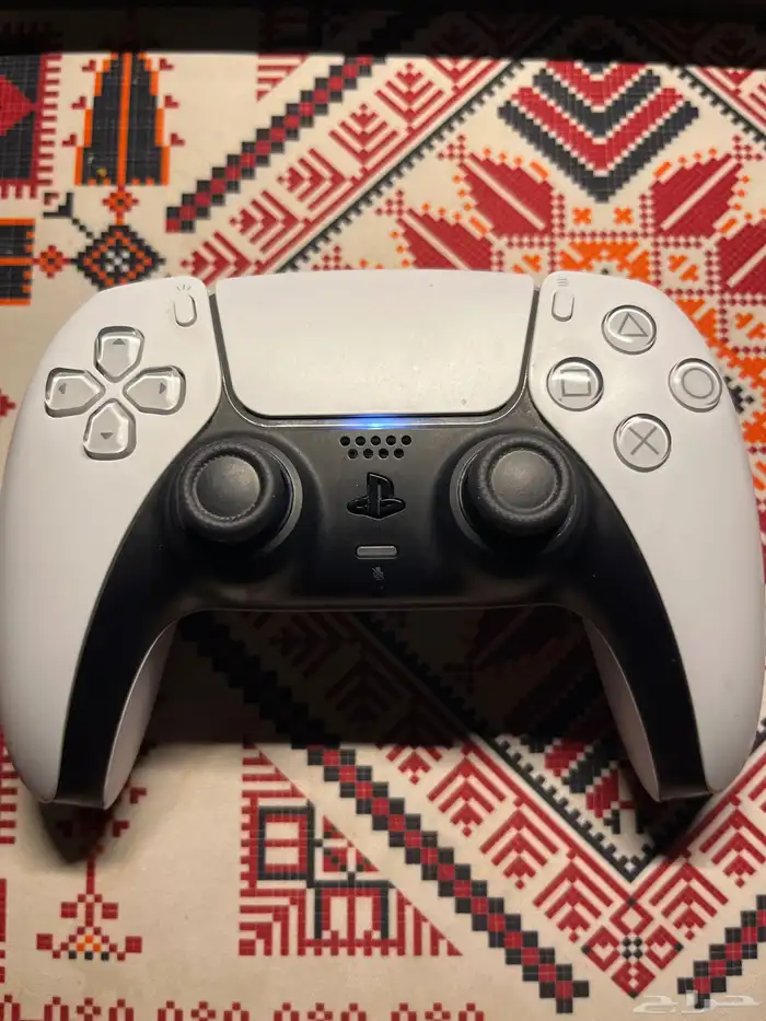 سوني 5 جديد ومافيه اي شي ولا خدش ولا شي مع كرتونه 5