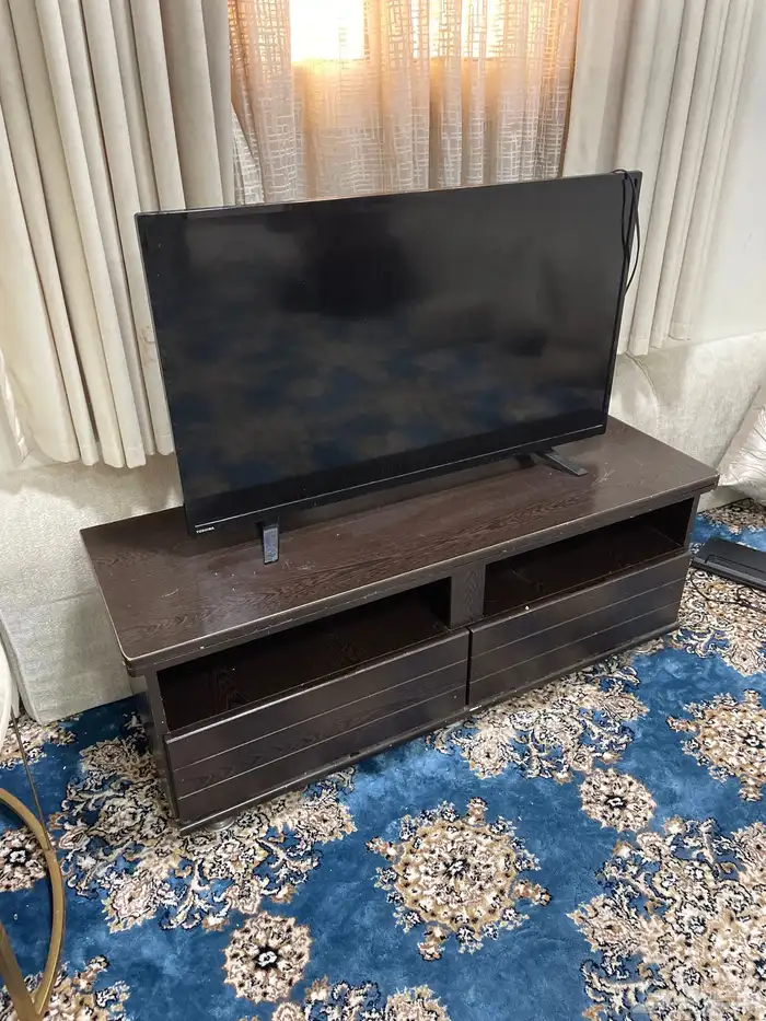 تلفزيون توشيبا مع طاولة ب350 عرض ممتاز 1