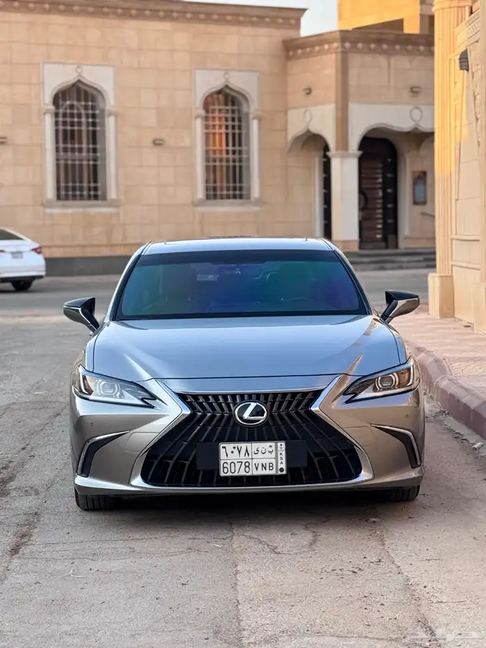 للبيع لكزس نظيف هايبرد 300 4