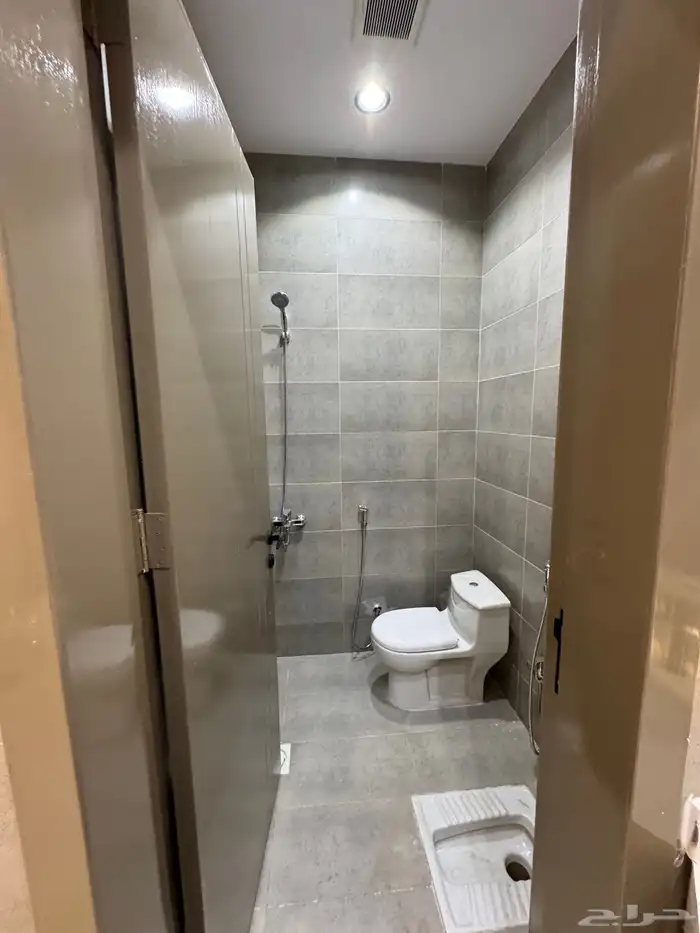 للبيع روف علوي دور ثاني مع ملحق بمشب مدخل مستقل شمال الراقي 18