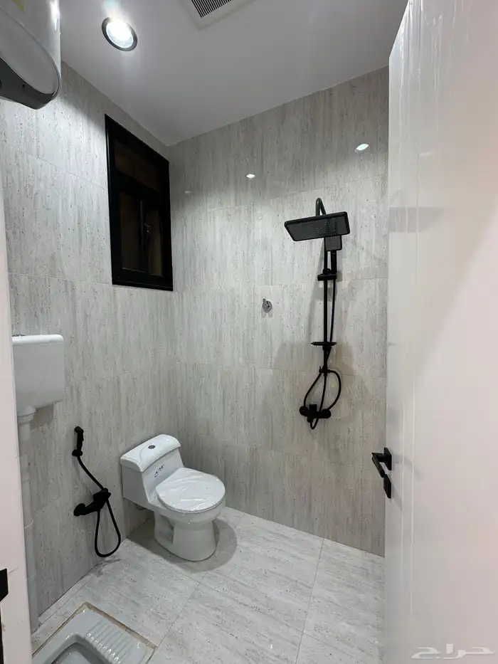 للبيع روف علوي بدرج داخلى وخارجي ع شارعين بالراقي شرق خميس 8