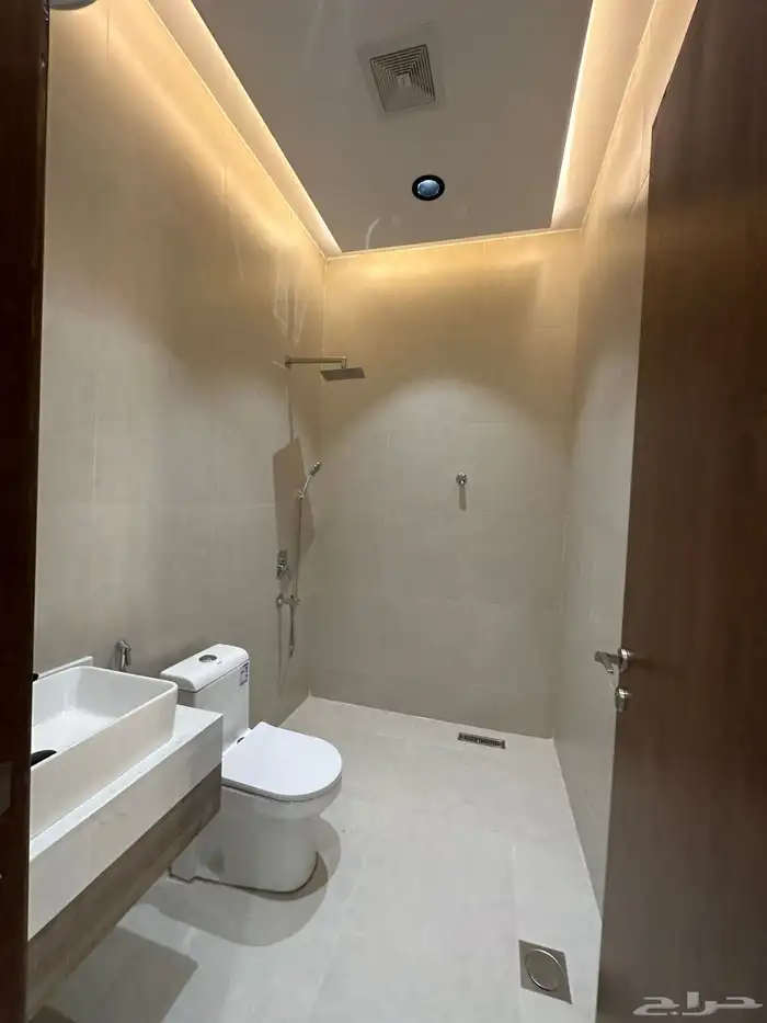 للبيع شقق علوية مع ملاحق بجوار المسجد حي حسام بالخميس 12