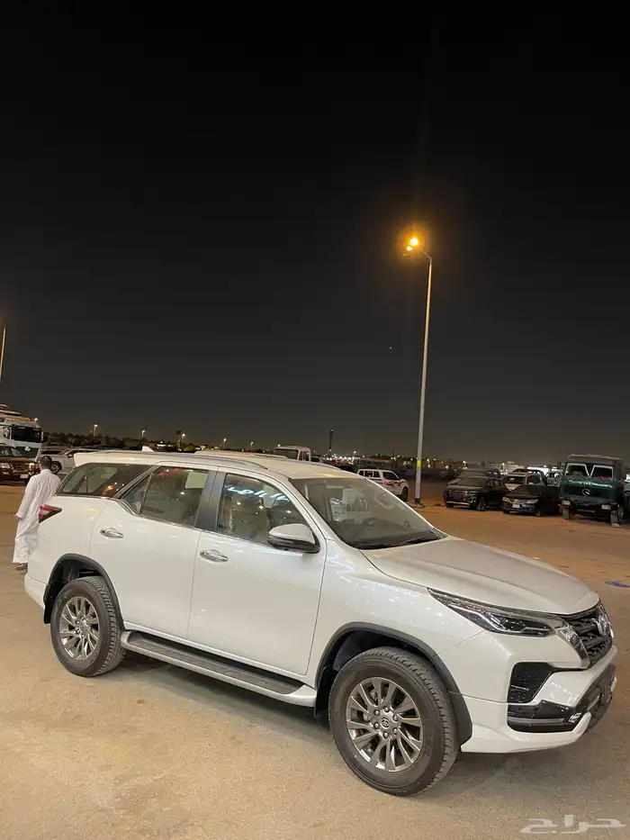 تويوتا فورتشنر VX3 بنزين 2025 3