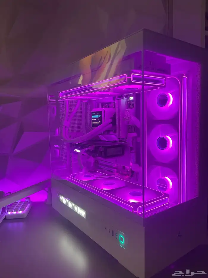 تجميعة كمبيوتر احترافية باللون الأبيض 0