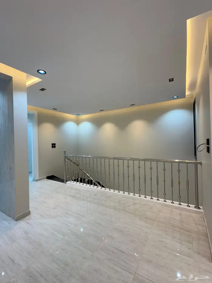 للبيع روف علوي بدرج داخلى وخارجي ع شارعين بالراقي شرق خميس 25