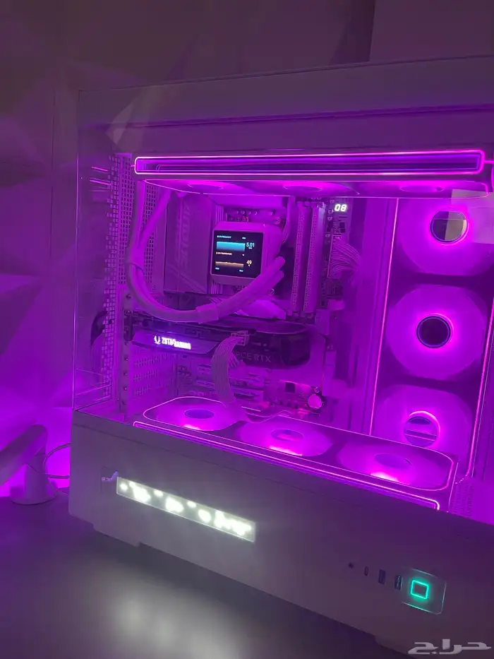 تجميعة كمبيوتر احترافية باللون الأبيض 1