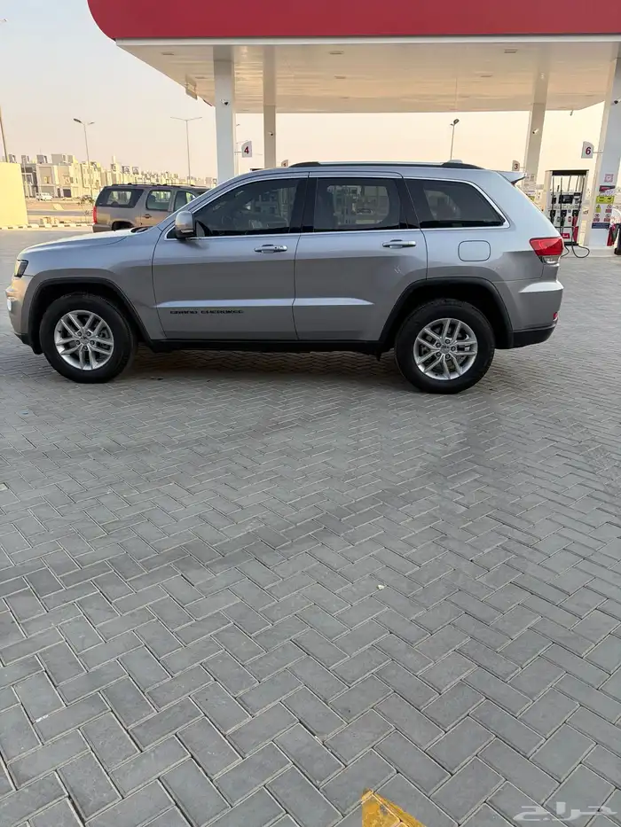 جيب جراند شروكي لاريدو 2017 للبيع كل شي وكالة 0